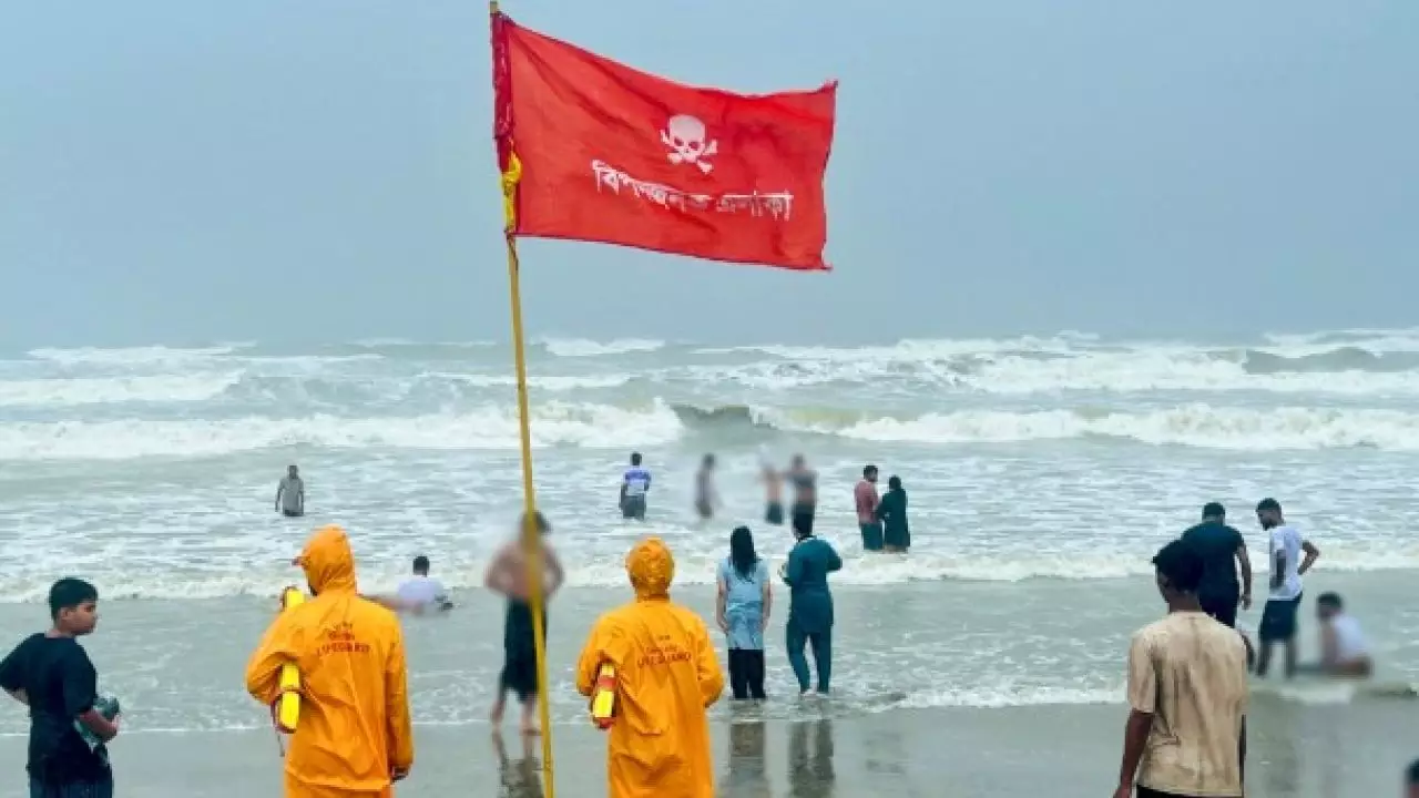 বঙ্গোপসাগরে সৃষ্ট লঘুচাপ ঘনীভূতঃ ৪ বন্দরে সতর্কতা