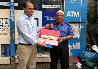 ধানের শীষ হাতে শুভেচ্ছা জানানো সেই নিরাপত্তাকর্মীকে প্রধানমন্ত্রীর উপহার